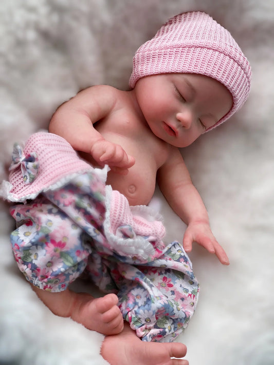 "Lil' Miracle: 35 cm Hyper-Realistic Silicone Reborn Girl – Drinks, Pees, and Bathes